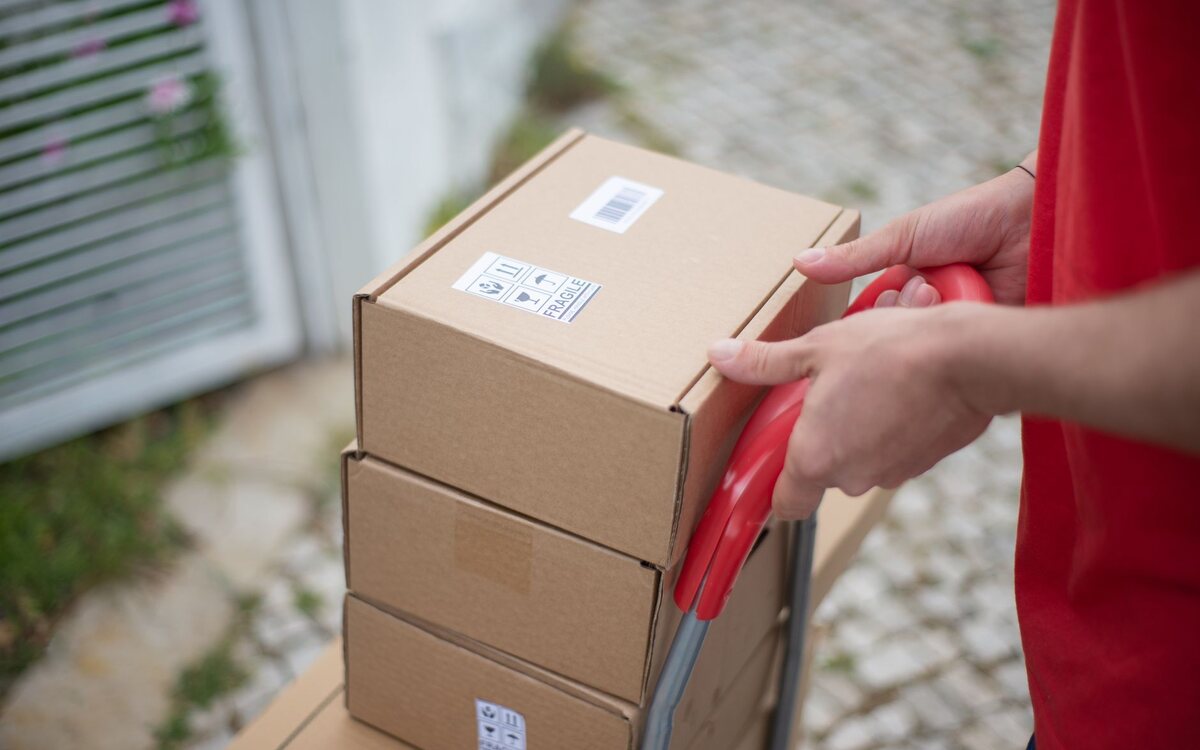 Caixas de entrega empilhadas prontas para envio