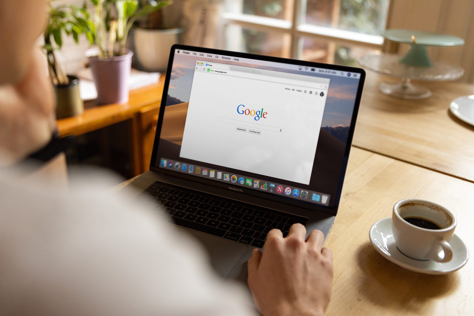 Pessoa em frente ao notebook com a página de busca aberta, pronta para procurar