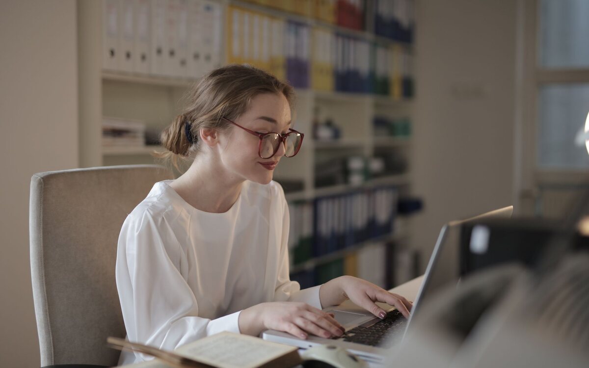 Mulher trabalhando no computador em um escritório